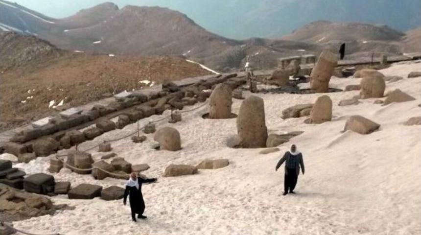 Nemrut Dağı Turistleri Bekliyor