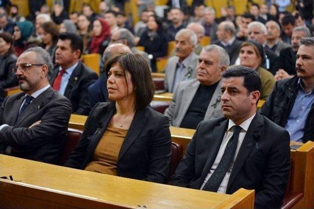 Demirtaş Ve Hdp’li Vekillerden Siyah Kurdeleli Tepki