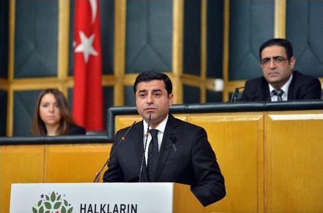 Demirtaş Ve Hdp’li Vekillerden Siyah Kurdeleli Tepki