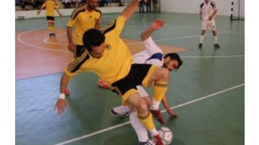 &Uuml;niversiteler Arası Salon Futbolu Ma&ccedil;ında İn&ouml;n&uuml; &Uuml;niversitesi Galip