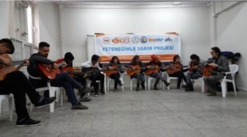 Sodes&rsquo;le Gen&ccedil;ler Gitar &Ouml;ğreniyor
