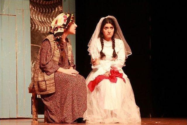 Kadınlar &lsquo;t&uuml;rkmen D&uuml;ğ&uuml;n&uuml;&rsquo;n&uuml; İzledi 1