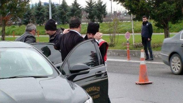 Polis, İstanbul&rsquo;a Giren Ara&ccedil;ları Didik Didik Aradı 2