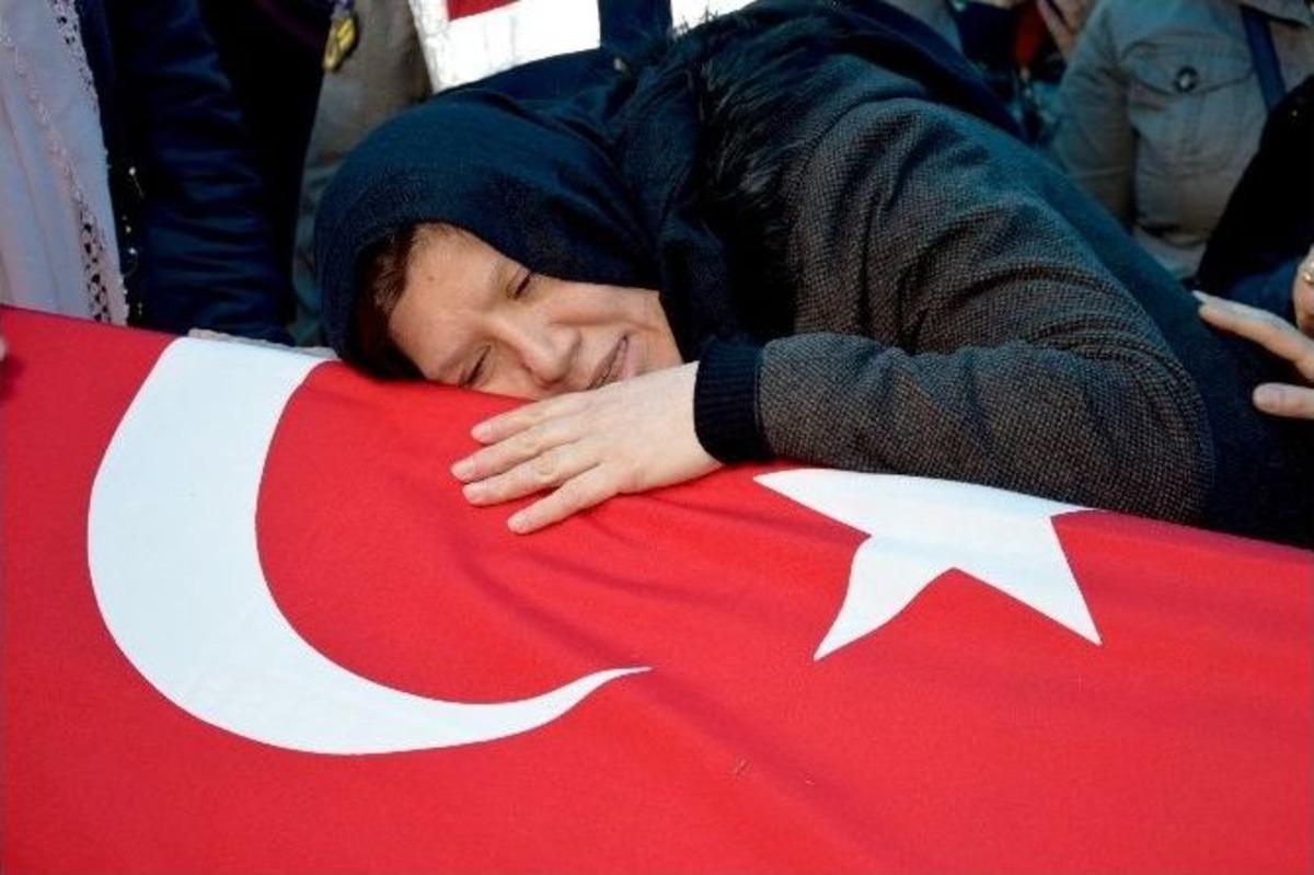 Ankara&rsquo;daki Patlamada Hayatını Kaybeden Elif Gizem Akkaya Memleketi Giresun&rsquo;da Toprağa Verildi