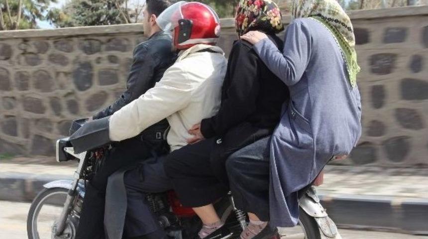 Bir Motosiklete Binen 4 Kişi &Ouml;l&uuml;me Meydan Okudu