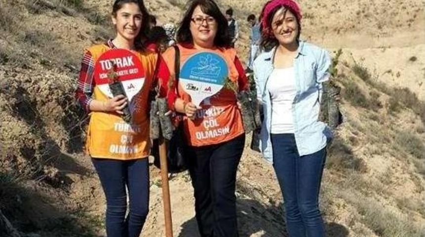 Gen&ccedil;ler Ve Anneler Fidanları Toprakla Buluşturdu