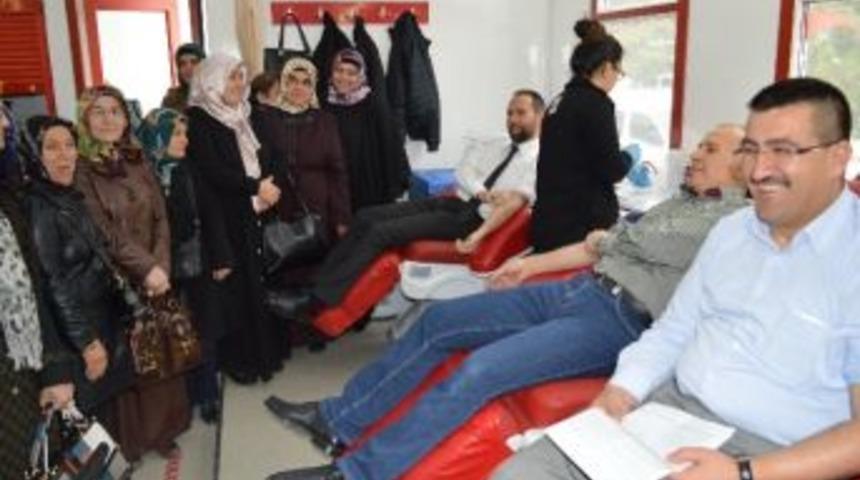 Ak Parti İl Teşkilatı Kan Bağışladı