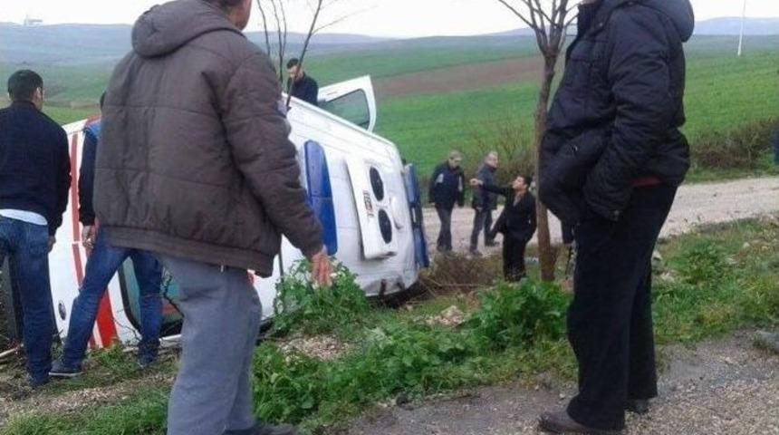 Ambulans Devrildi, 2 Sağlık&ccedil;ı Yaralandı