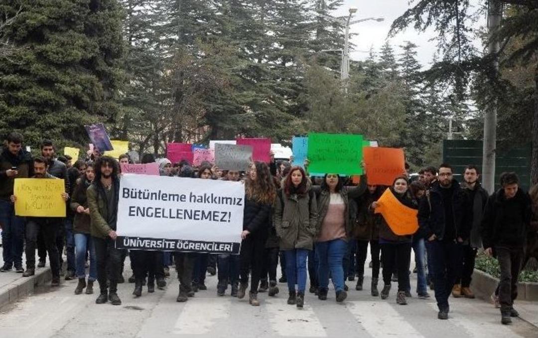 &Uuml;niversite &Ouml;ğrencilerinden İlgin&ccedil; B&uuml;t&uuml;nleme Protestosu