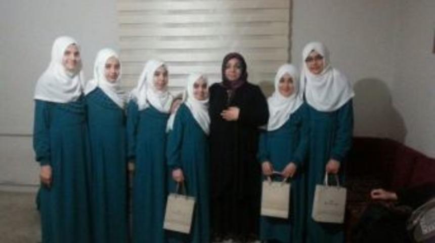 Vali Kahraman&rsquo;ın Eşi Muhsine Kahraman Hafızlığını Tamamlayan &Ouml;ğrencileri Unutmadı