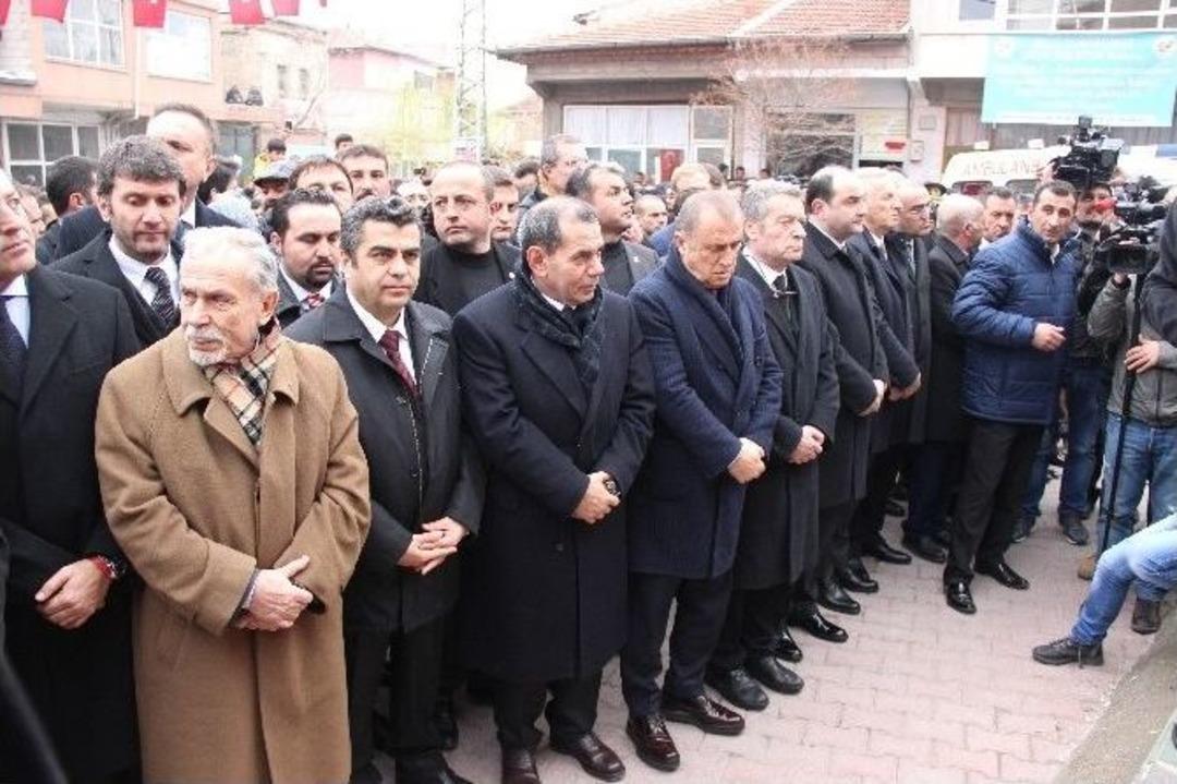 Milli Futbolcu Doğum G&uuml;n&uuml;nde Babasını Son Yolculuğuna Uğurladı