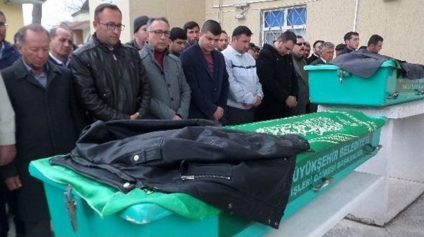 Salihli&rsquo;deki Kazada &Ouml;len &Uuml;&ccedil; Kişi Toprağa Verildi