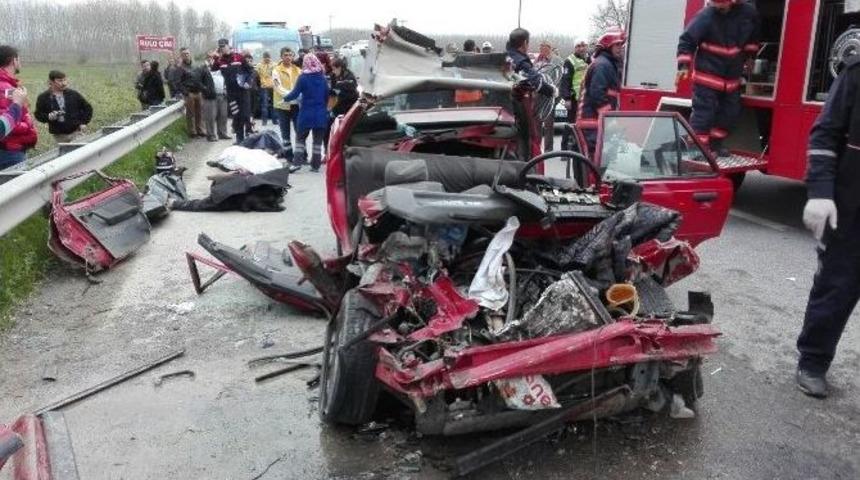 Sakarya&rsquo;da Feci Kaza: 4 &Ouml;l&uuml;, 1 Ağır Yaralı