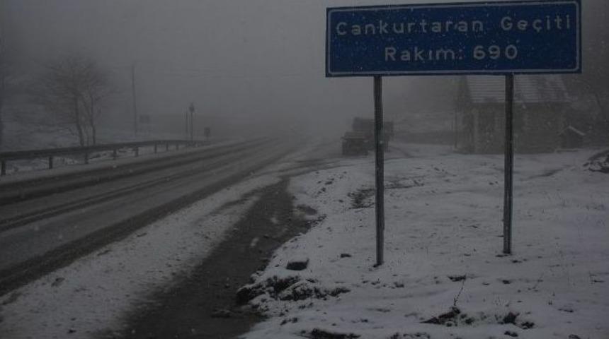 Artvin Cankurtaran Ge&ccedil;idi&rsquo;nde Kar Yağışı Başladı