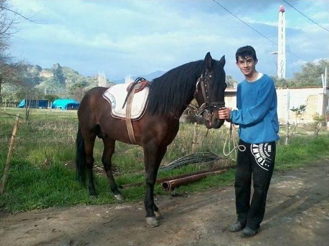 Gen&ccedil; Jokeyin Sır İntiharı 1