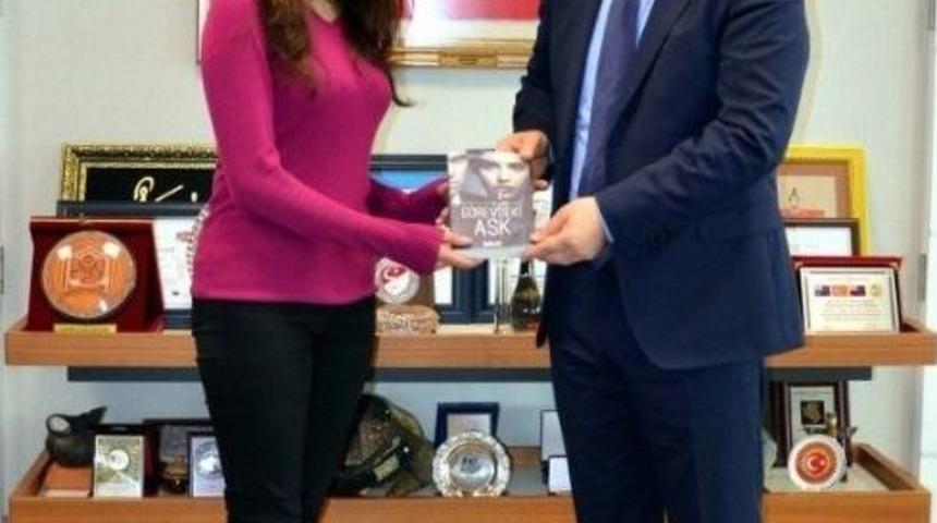 Nk&uuml; &Ouml;ğrencisi Yazdığı Romanı Rekt&ouml;r Şimşek&rsquo;e Hediye Etti