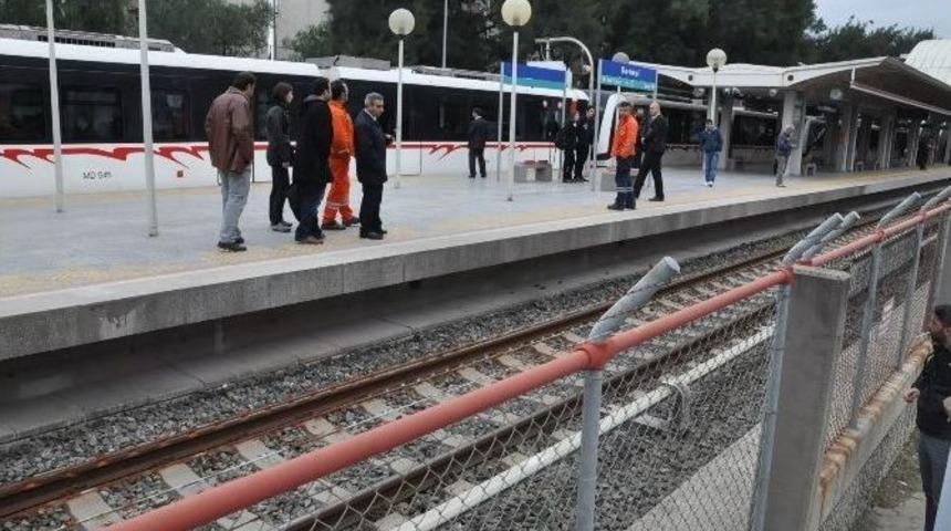 Metronun &Ouml;n&uuml;ne Atlayarak İntihara Kalkıştı