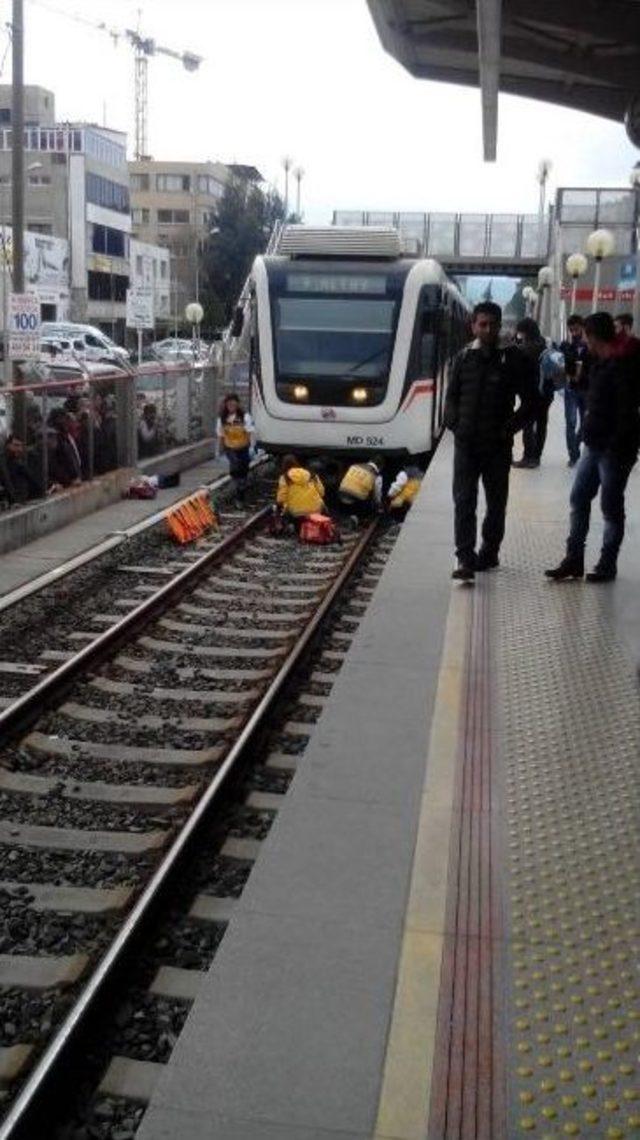 Metronun Önüne Atlayarak İntihara Kalkıştı