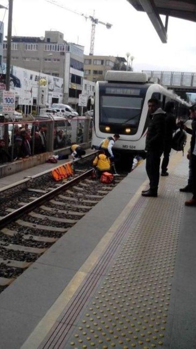 Metronun Önüne Atlayarak İntihara Kalkıştı