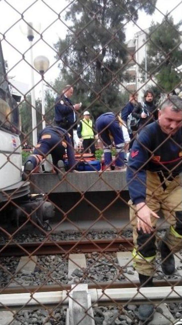 Metronun Önüne Atlayarak İntihara Kalkıştı