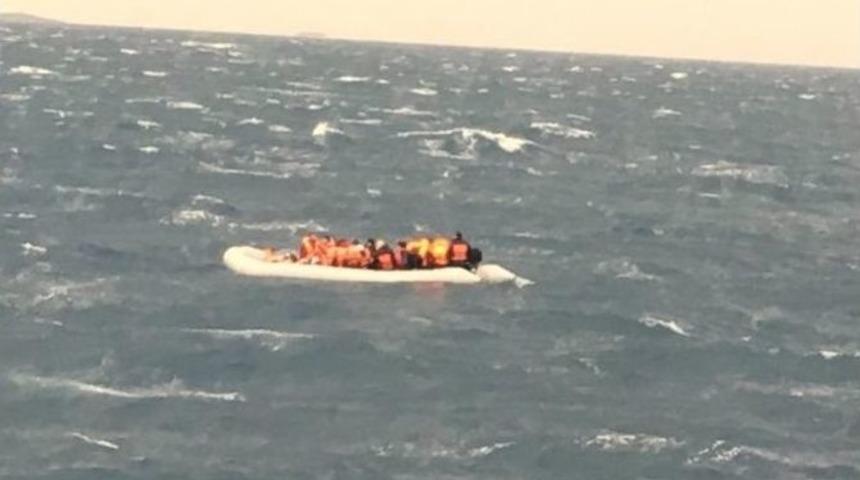 Sahil G&uuml;venlik Ekipleri İzmir&rsquo;de 56 G&ouml;&ccedil;meni Kurtardı