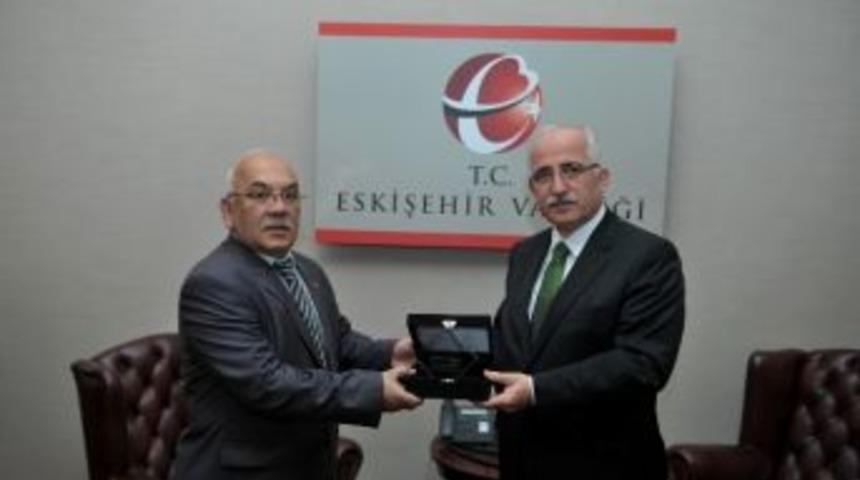 Emekli Vali Yardımcısı Metin &Ccedil;ınar&rsquo;a Hizmet Anısı Vali Tuna Tarafından Verildi