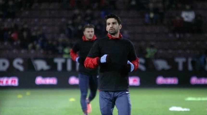 Beşiktaş Isınmaya &rsquo;ankara&rsquo;yazılı Siyah Tişort İle &Ccedil;ıktı