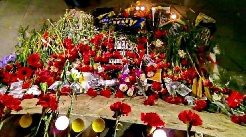 Kızılay&rsquo;daki Saldırıda &Ouml;lenlerin Anısına Karanfil Bırakıldı