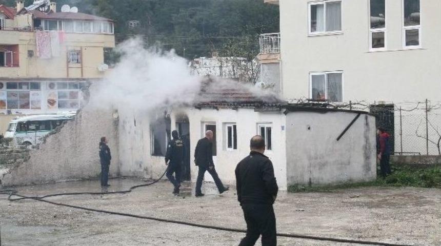 Marmaris&rsquo;te Boş Binada Yangın Paniği