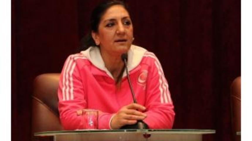 D&uuml;nya Karate Şampiyonu Yıldız Aras, &Ouml;ğrencilerle Bir Araya Geldi