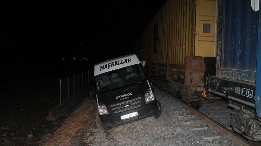 Y&uuml;k Treniyle Minib&uuml;s &Ccedil;arpıştı Şans Eseri Yaralanan Olmadı