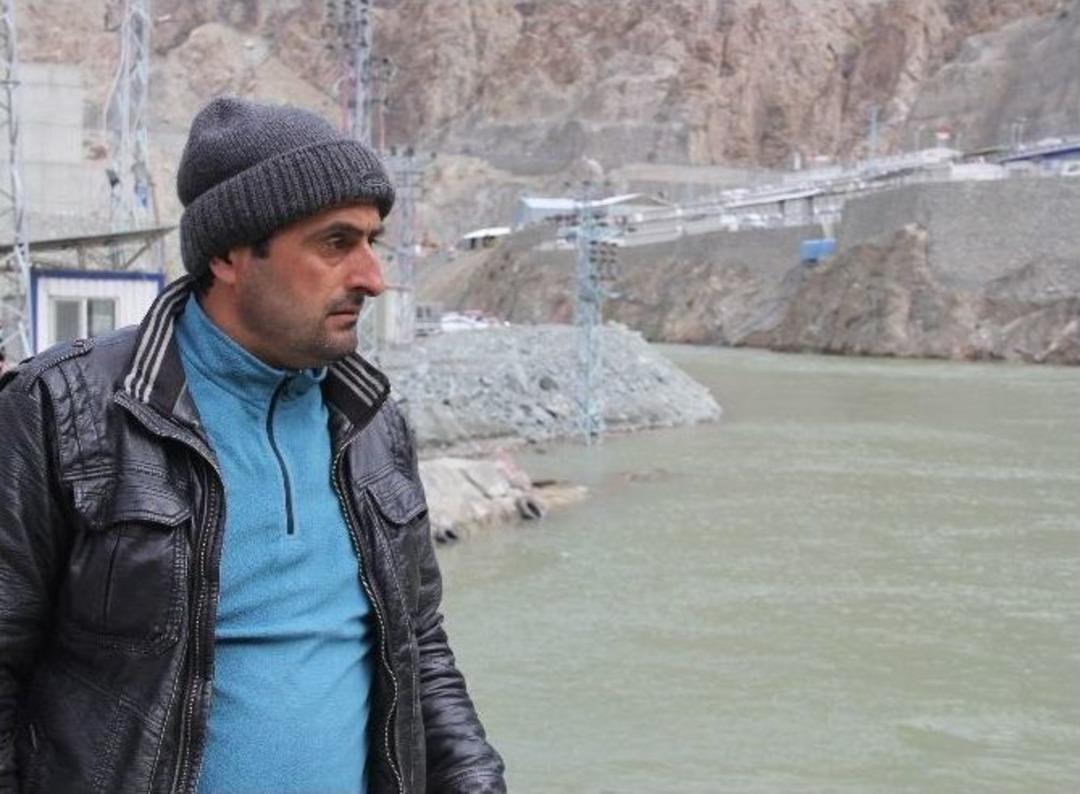 &Ccedil;oruh&rsquo;a Atlayan Kızını Her G&uuml;n Nehir Kenarına Giderek Arıyor