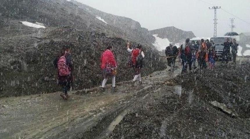 Şiddetli Yağışlar Belde Yolunu İkiye B&ouml;ld&uuml;