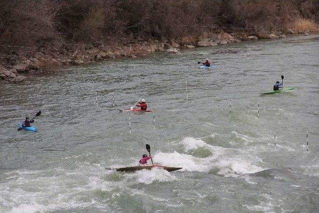 (özel Haber) Milli Kanocular Dondurucu Soğukta Çalışmalarını Sürdürüyor