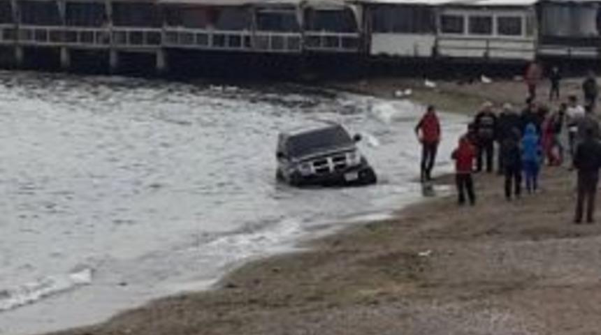 Sahilde Ciple Tur Atarken Kendini Denizde Buldu
