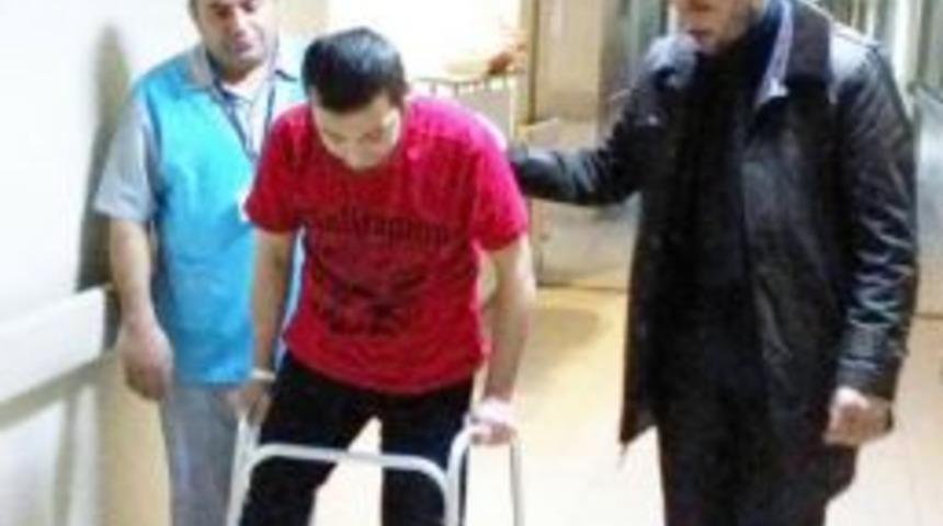 Hastane Personeli Yaralı T&uuml;rkmen Savaş&ccedil;ıya Protez Bacak Aldı