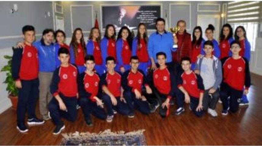 Folklorcular, Şampiyonluk Kupasını Başkana Hediye Etti