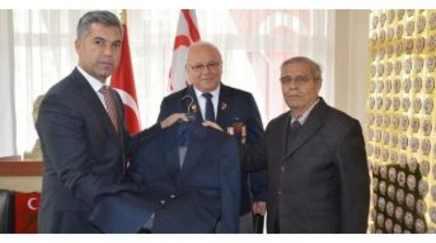 Vali Hamza Erkal&rsquo;dan Gazilere T&ouml;ren Kıyafeti