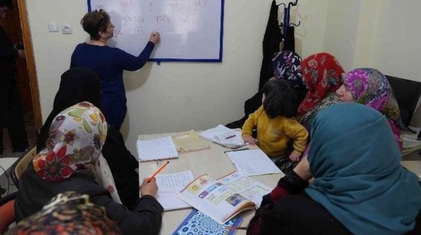 Haliliye&rsquo;de Yetişkin Bayanlara Okuma Yazma Kursu