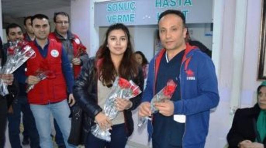 Şifa Veren Ellere Karanfil Uzattılar