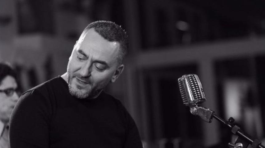 Eski Dostlukları Özledi, Şarkı Yaptı