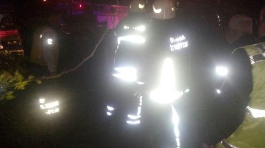 Yolcu Otob&uuml;s&uuml; İle Kamyonet &Ccedil;arpıştı: 1 &Ouml;l&uuml;