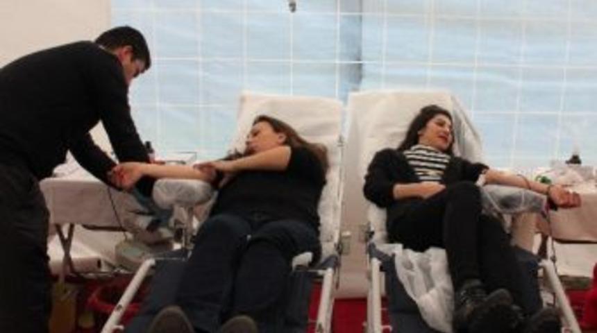 Kızılay, İaü’de Kan Bağışı İçin Çadır Kurdu