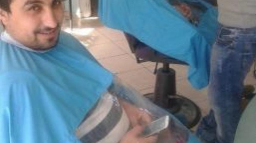 Tıraş Olurken Sosyal Medyayı Da Takip Ediyorlar