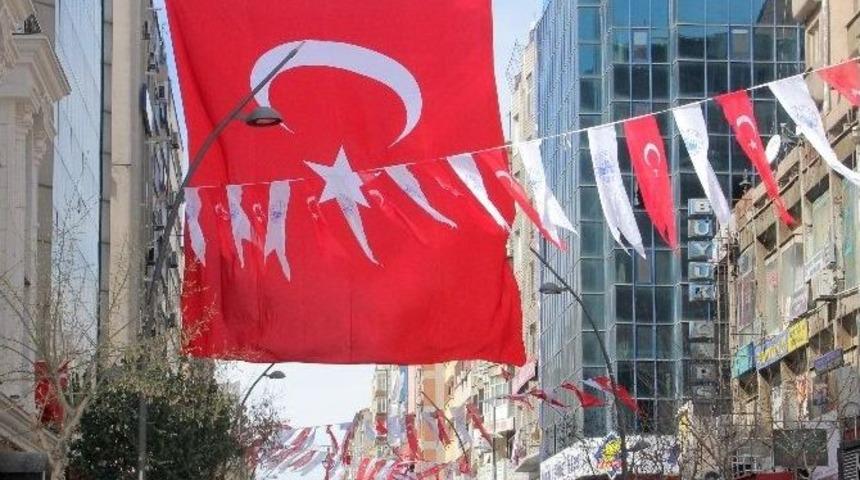 Sosyal Medyadan Talep Geldi, Başkan Şehri Bayraklarla S&uuml;slettirdi