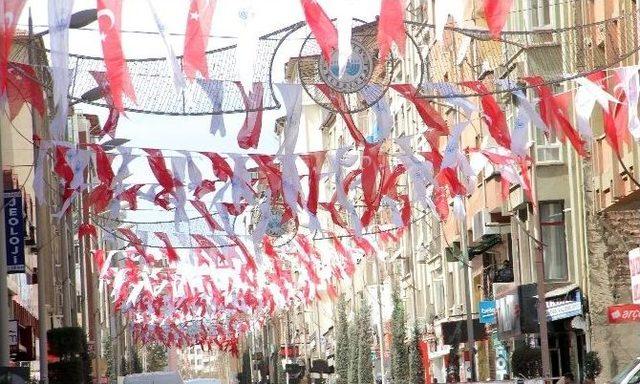 Sosyal Medyadan Talep Geldi, Başkan Şehri Bayraklarla Süslettirdi