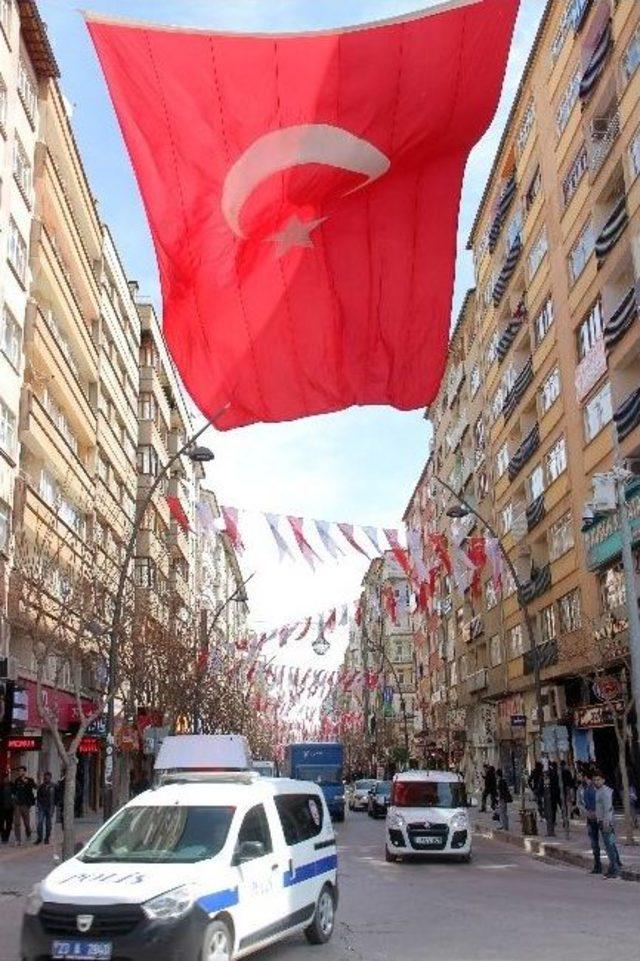 Sosyal Medyadan Talep Geldi, Başkan Şehri Bayraklarla Süslettirdi