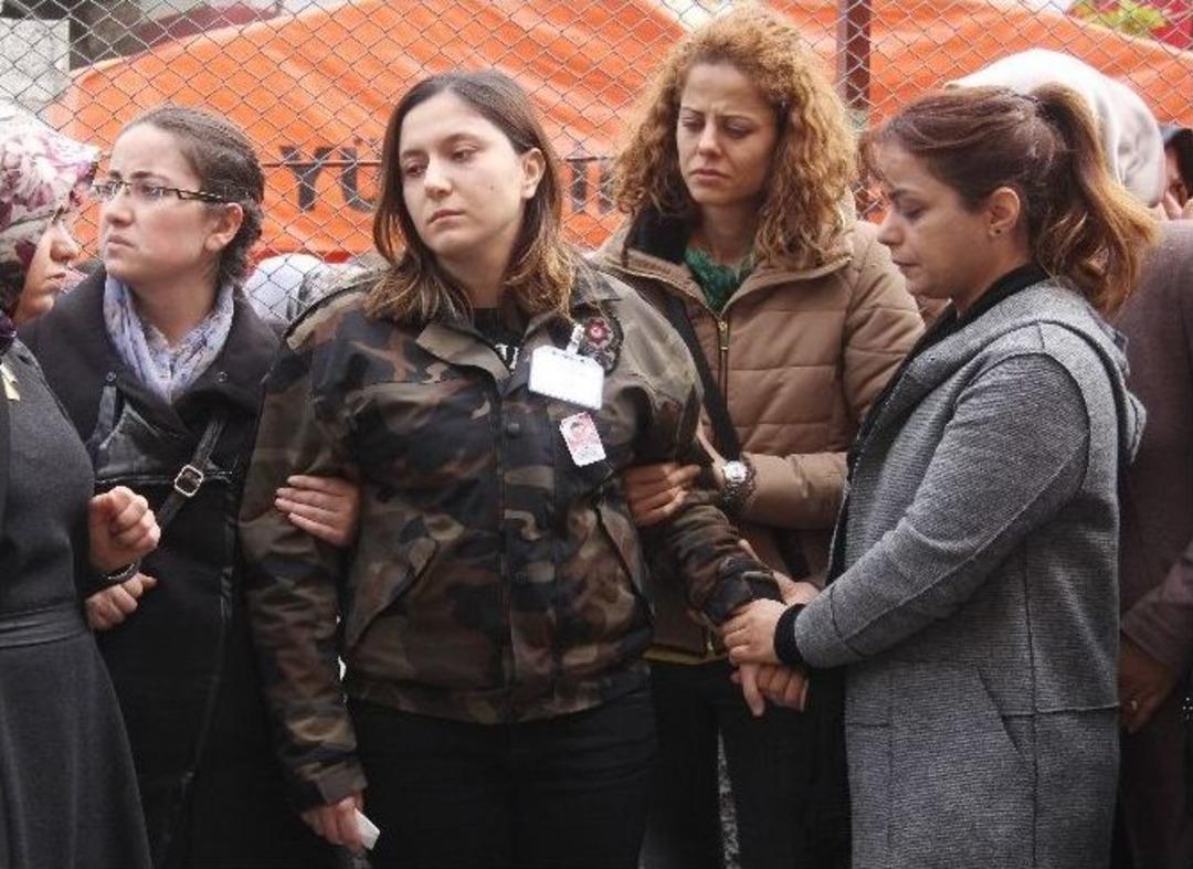 Şehit Eşini &Uuml;niformasıyla Karşılayıp Fotoğrafını Sevdi