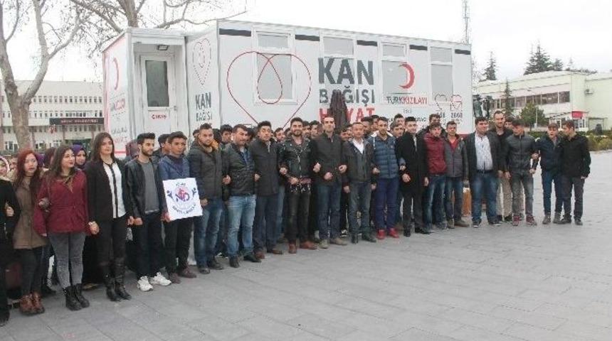 &Uuml;niversiteli Gen&ccedil;ler Kanlarını Bağışladı