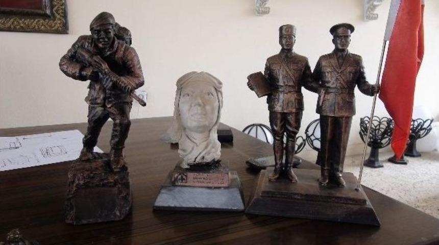 Aydıncık Belediyesi Kurduğu At&ouml;lyede Plastiğe Şekil Verip İl&ccedil;eyi S&uuml;sl&uuml;yor